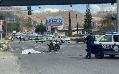 Muere conductor de motocicleta al impactar contra una camioneta