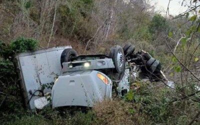 Muere hombre que transportaba carne en carretera federal 200