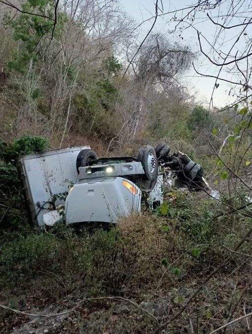 Muere hombre que transportaba carne en carretera federal 200