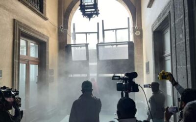 Normalistas derriban una puerta de Palacio Nacional
