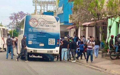 Normalistas toman autobuses de pasajeros en Santa Cruz Xoxocotlán