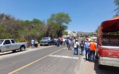 Pobladores de Santiago Chazumba bloquean carretera federal 125
