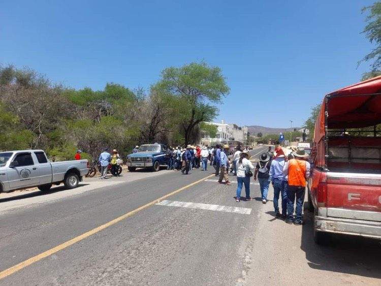 Pobladores de Santiago Chazumba bloquean carretera federal 125