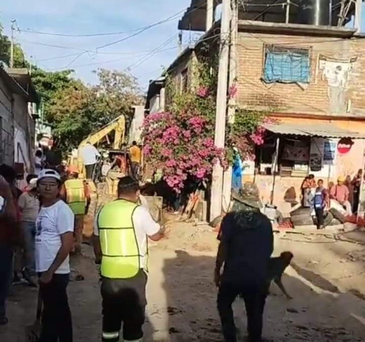 Tres sepultados tras derrumbe de obra de drenaje en Santo Domingo Tehuantepec