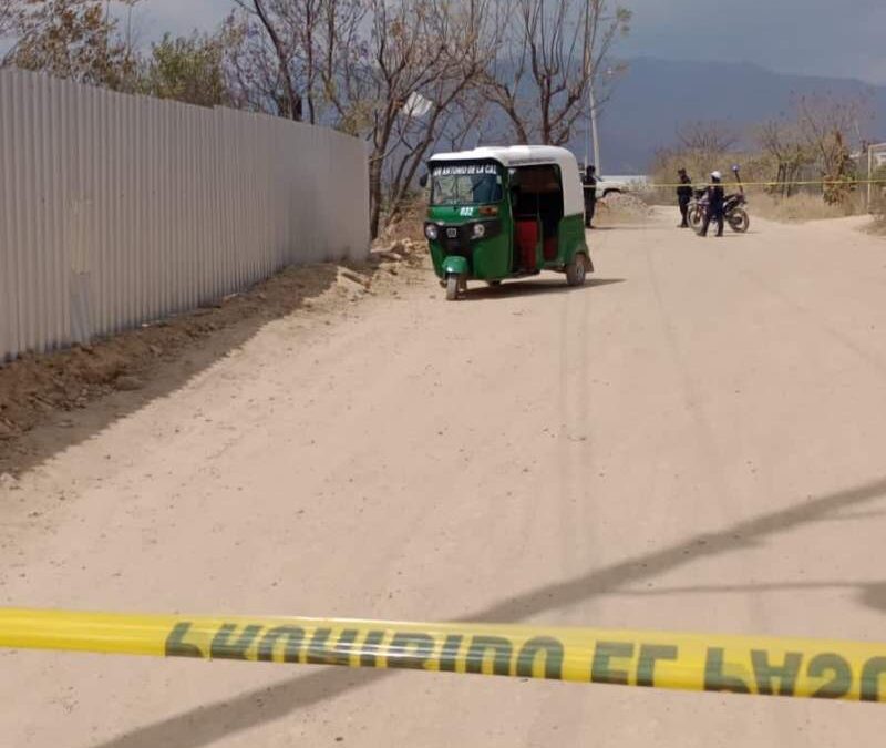 Un mototaxista fue atacado a balazos en San Antonio de la Cal, Oaxaca.