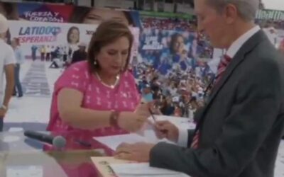 Xóchitl Gálvez firma con sangre promesa de no eliminar programas sociales