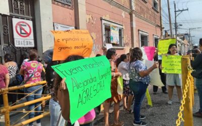 Exigen destitución de maestra en primaria de la capital por agredir a una madre