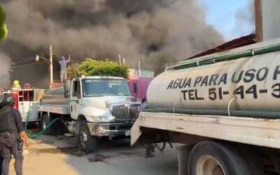 Incendio consume entre más de 40 vehículos en deshuesadero de Oaxaca