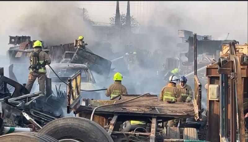 Incendio en deshuesadero cerca de Símbolos Patrios