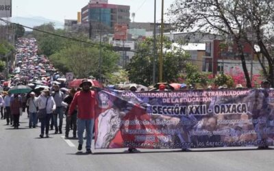 Marcha sección 22 en Oaxaca para exigir la abrogación de reforma educativa