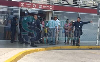 Más 50 migrantes son asegurados por el INM en la terminal de ADO en Salina Cruz