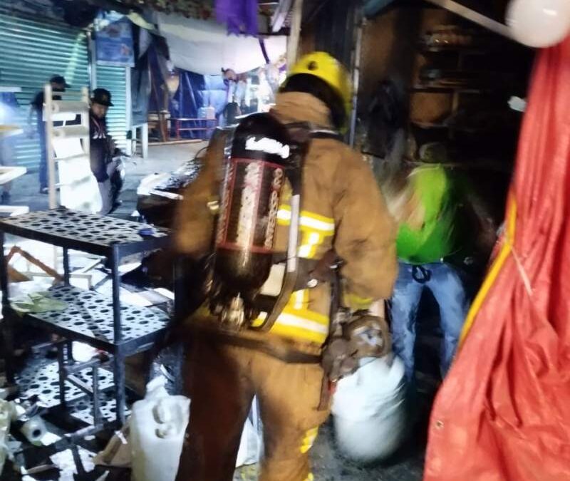 Sofocan bomberos incendio en el Mercado de Abasto
