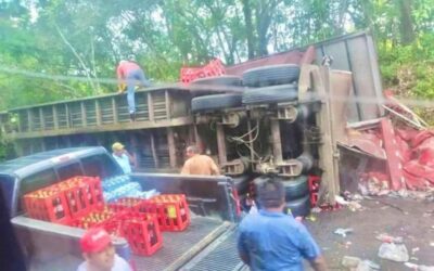 Vuelca camión de Coca Cola en la Costera, se registra rapiña