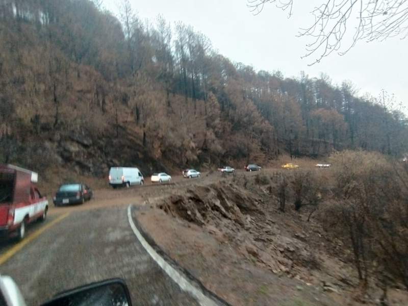 Deslave en la Sierra Juárez deja viviendas afectadas y daños en carretera 175 tras tormenta de esta tarde; socorristas se dirigen al lugar