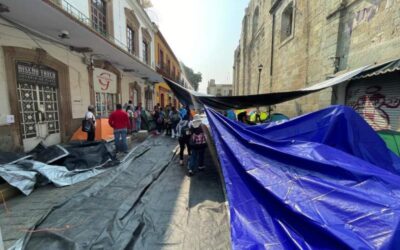 Instala S-22 plantón en el Zócalo de Oaxaca