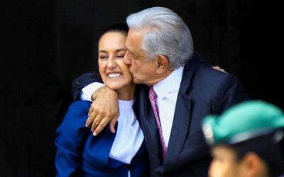 AMLO sale a la puerta de Palacio Nacional a recibir a Sheinbaum