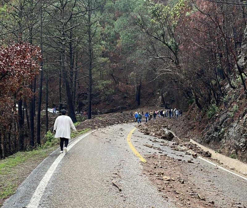 Cierran circulación en la Sierra de Juárez por deslizamiento de lodo y piedras