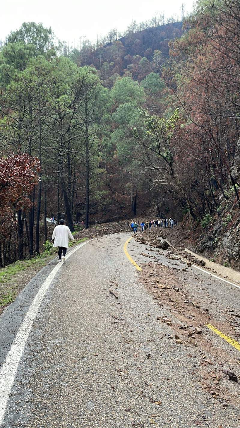 cierran-circulacion-en-la-sierra-de-juarez-por-deslizamiento-de-lodo-y-piedras
