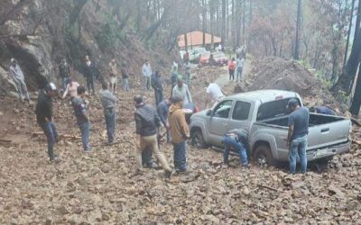 Continúa cerrada la carretera a Tuxtepec por derrumbes
