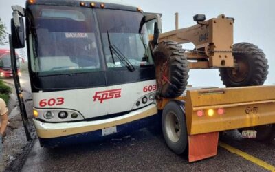 Choca autobús de pasajeros con maquinaria pesada en San Bartolo Yautepec