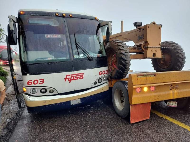 Choca autobús de pasajeros con maquinaria pesada en San Bartolo Yautepec