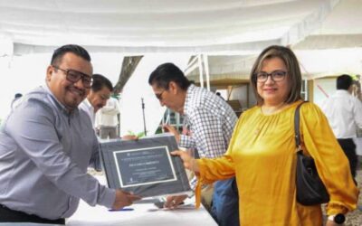 Entrega IEEPO reconocimientos y estímulos económicos a personal administrativo