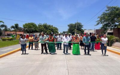 Entrega Óscar Guerra, pavimentación de acceso principal a Xadani