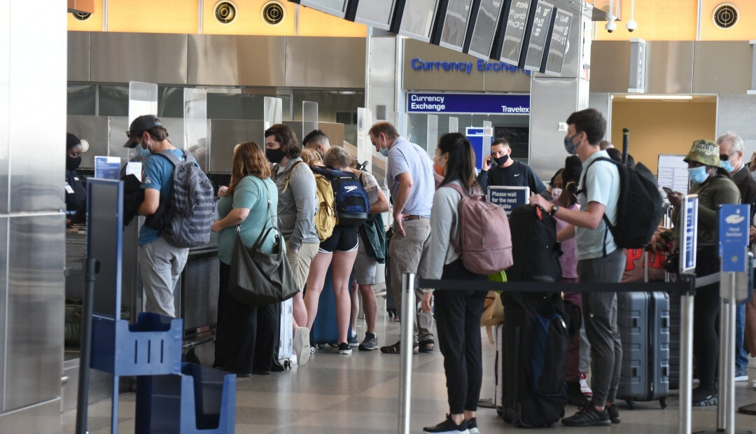 Falla en sistemas de Microsoft por actualización defectuosa afecta a aerolíneas, bancos, supermercados y hospitales en todo el mundo