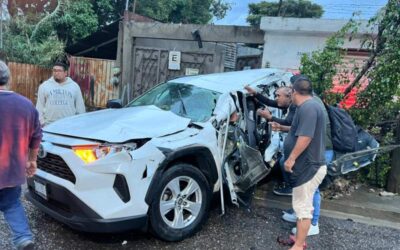 Pipa se queda sin frenos y arrolla tres vehículos y embiste casa en carretera a Donají; reportan al menos dos lesionados