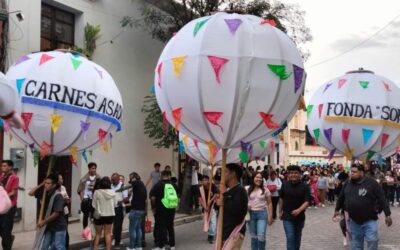 Realizan mercados su calenda por fiestas de la Guelaguetza