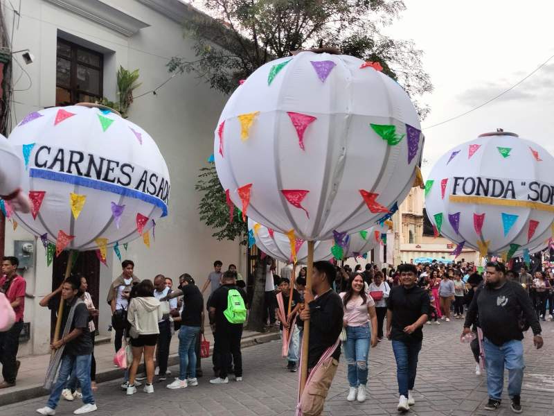 Realizan mercados su calenda por fiestas de la Guelaguetza