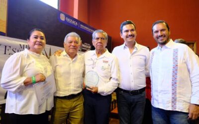 Reconocen la trayectoria de Don Porfirio Chagoya en la Feria del Mezcal 2024