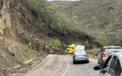 Reportan derrumbe en carretera al Istmo; sin paso por un carril