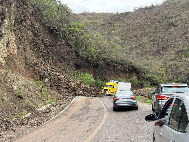 Reportan derrumbe en carretera al Istmo; sin paso por un carril