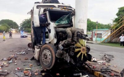 Rescatan con vida a chofer camión que choco contra poste en el Istmo