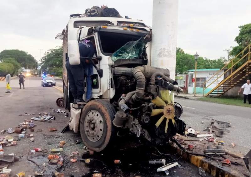 Rescatan con vida a chofer camión que choco contra poste en el Istmo