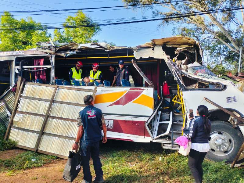 Choque de autobús en el crucero de Yatareni deja 20 lesionados