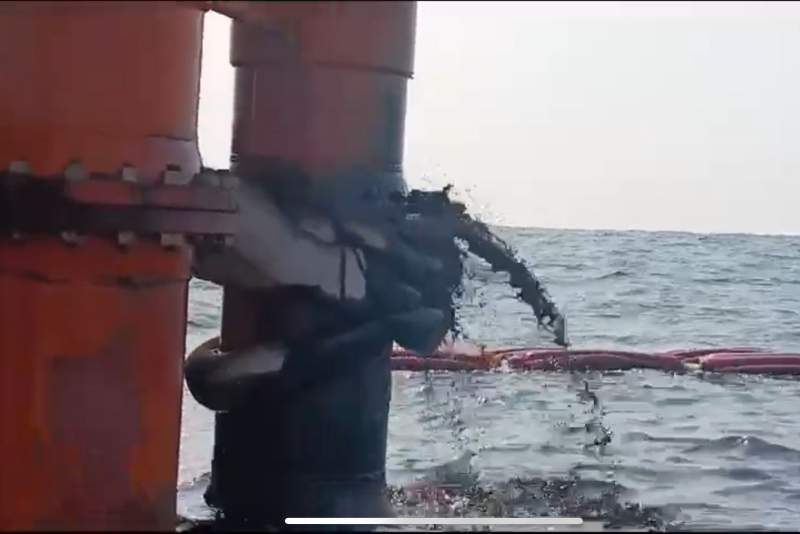 En alerta playa de Salina Cruz por posible contaminación tras derrame de combustoleo