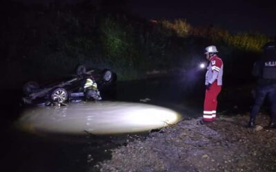 Mueren dos personas tras volcar en un vehículo al Río Salado, en Oaxaca