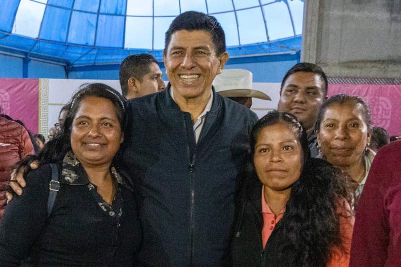 reciben-habitantes-de-san-juan-tepeuxila-inversiones-importantes-en-obras-publicas