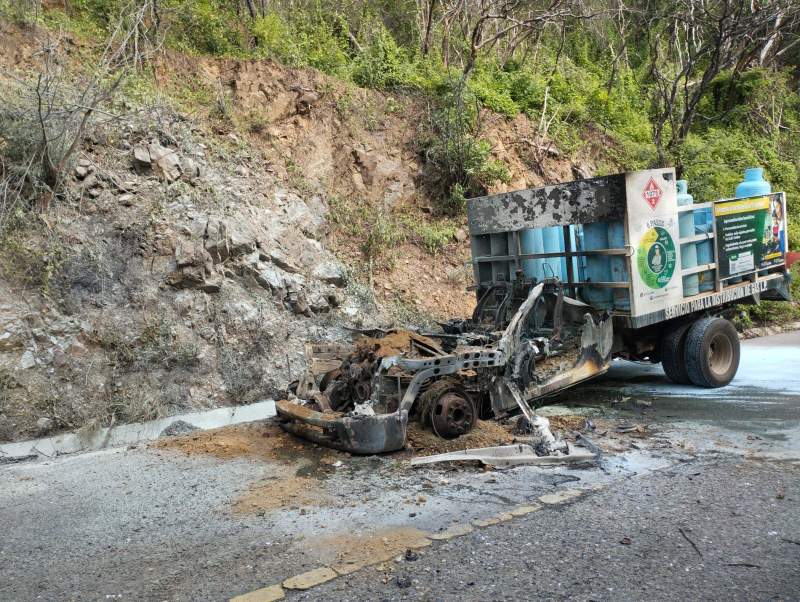 Se incendia camión repartidor de gas LP en la carretera federal 200