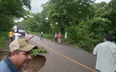 Sin paso a María Lombardo por derrumbe en carretera