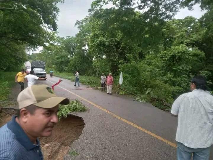 Sin paso a María Lombardo por derrumbe en carretera