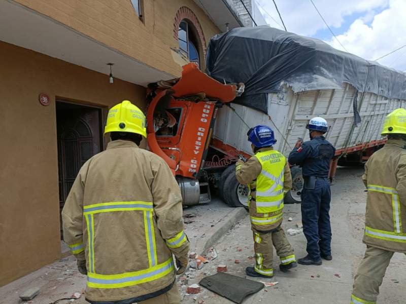 Tráiler se impacta contra vivienda en La Experimental; hay una fallecida