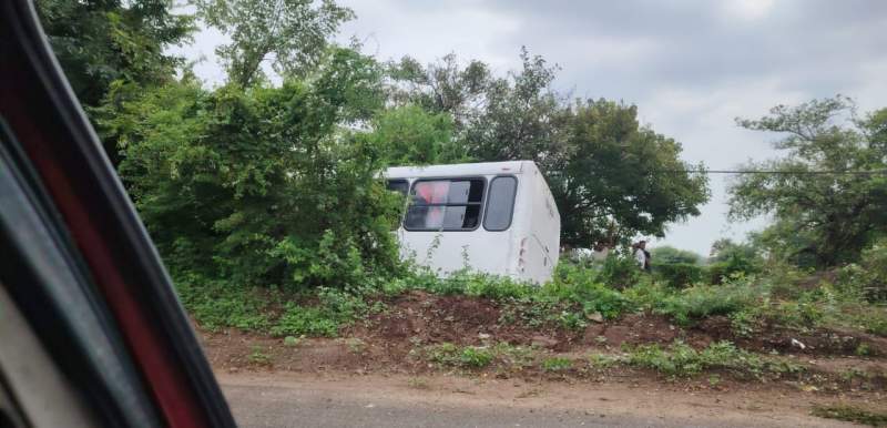 Al canal de riego autobus de pasajeros de Santa María Xadani