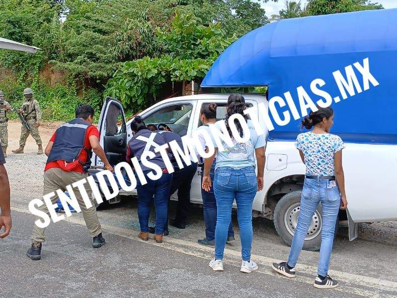 Balean camioneta de pasaje en Matías Romero; chofer resulta herido