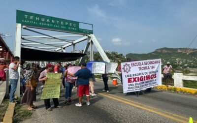 Padres de familia bloquean puente en Tehuantepec, exige atención a demandas escolares
