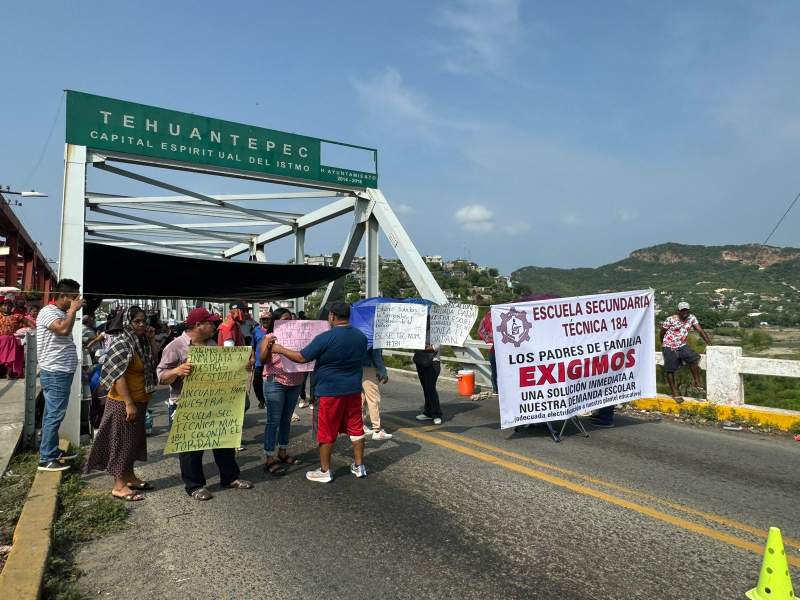 Padres de familia bloquean puente en Tehuantepec, exige atención a demandas escolares