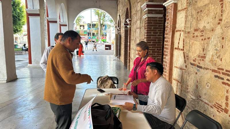 Periodistas de la Mixteca entregan documentación para su incorporación al Seguro Social