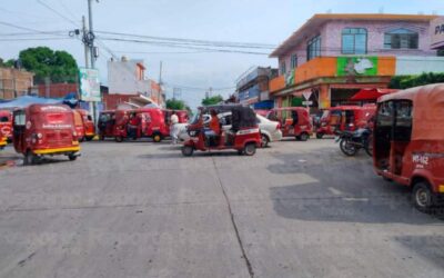 Protestan mototaxistas en sucursal de BBVA de Juchitán